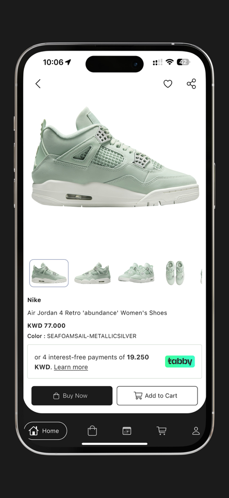 Página de produto dos tênis femininos Nike Air Jordan 4 Retro no aplicativo SNKR Store