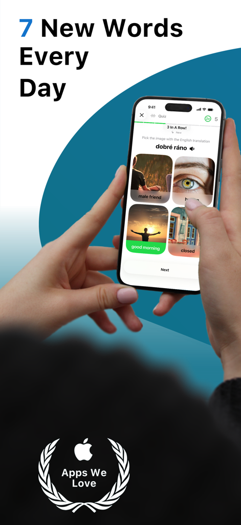 Una persona che tiene in mano uno smartphone utilizzando l'app LENGO per imparare sette nuove parole ceche al giorno attraverso un quiz interattivo sul vocabolario