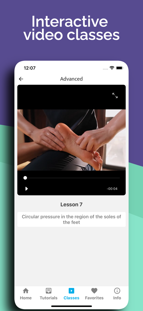 Massage: Lessons & Techniques - Pantalla de smartphone mostrando una lección en video interactiva de técnicas de masaje de pies.