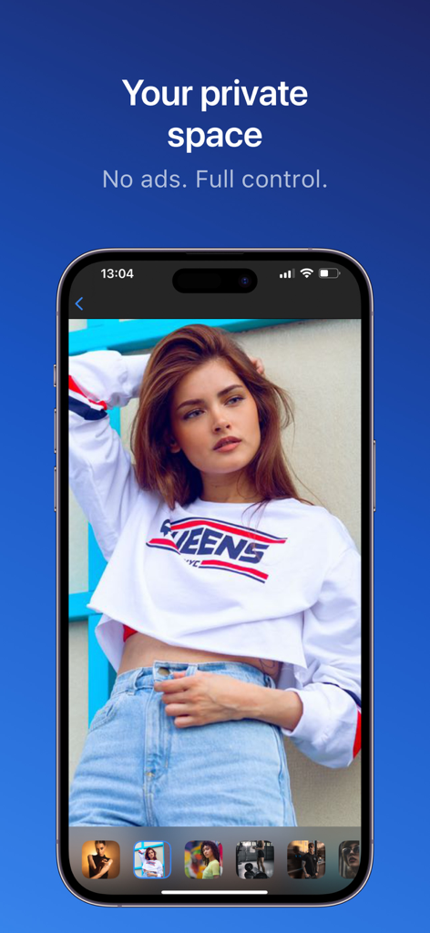 Écran d'iPhone affichant l'interface de l'application Vaulty avec une photo de galerie privée d'une jeune femme et un message indiquant Votre espace privé Pas de publicité Contrôle total