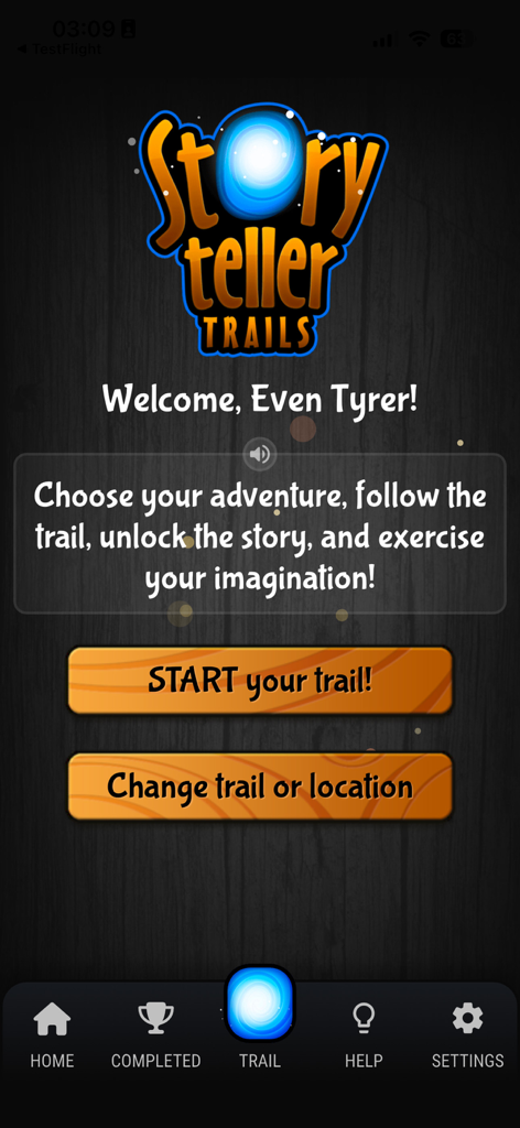 Storyteller Trails - Tela de boas-vindas do aplicativo Storyteller Trails mostrando botões para iniciar uma trilha ou mudar de local com tema de aventura mágica