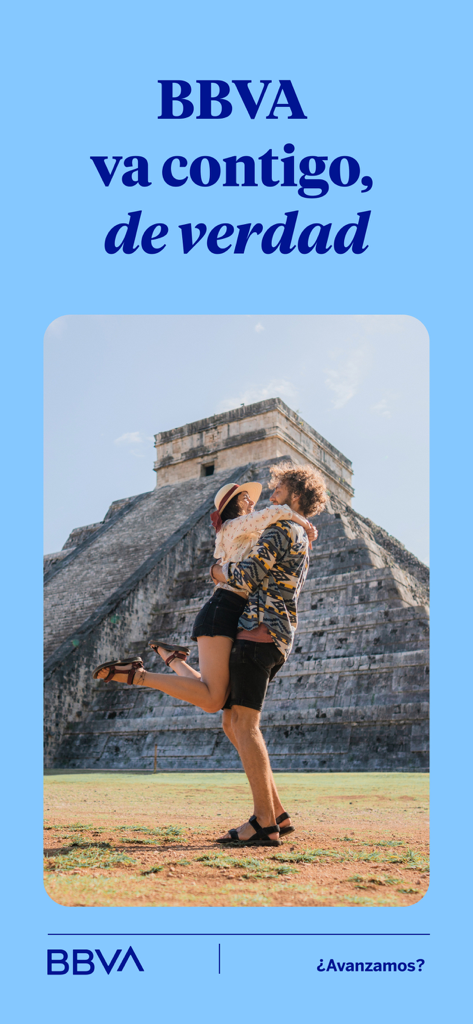 Um casal se abraçando em frente à pirâmide de Chichen Itza para o aplicativo bancário BBVA Mexico.
