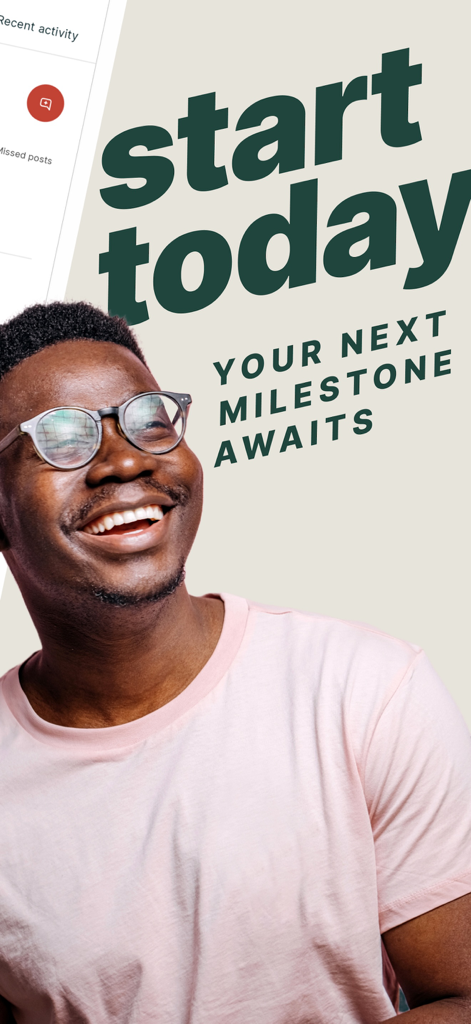 若い専門家が、モチベーションを高めるテキスト「今日から始めましょう、次のマイルストーンが待っています」の隣で笑顔になっている。