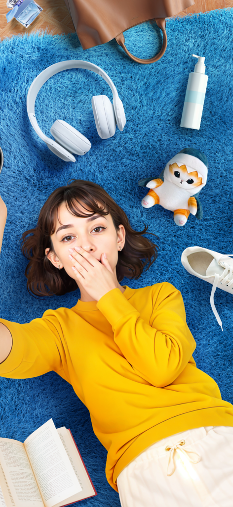 Flip – интернет-магазин онлайн - Uma jovem deitada em um tapete azul cercada por diversos produtos como livros, eletrônicos e roupas da loja online Flip