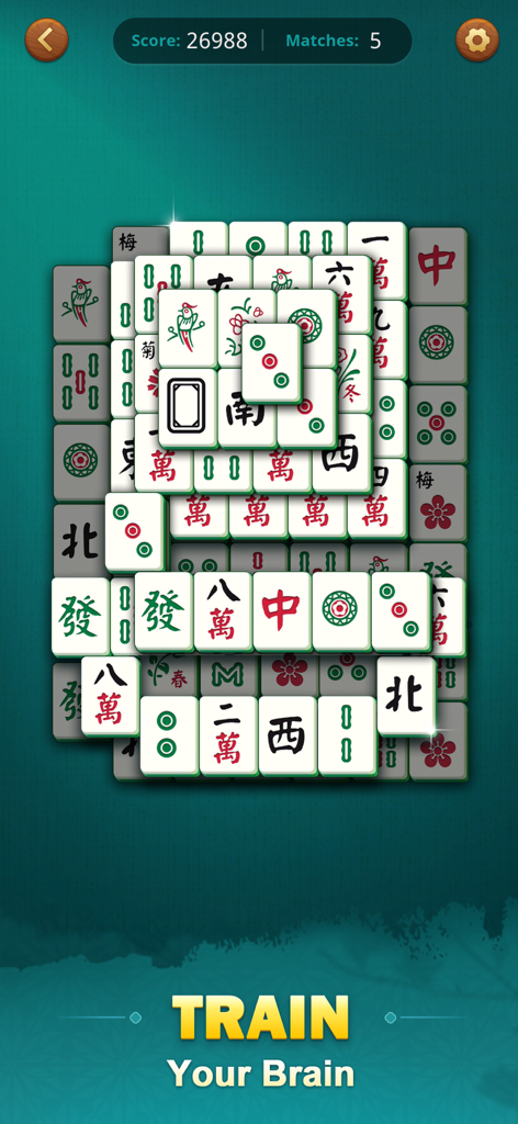Mahjong Match：Classic Tiles！ - Un tablero de rompecabezas Mahjong clásico con losetas tradicionales y el texto Entrena Tu Cerebro