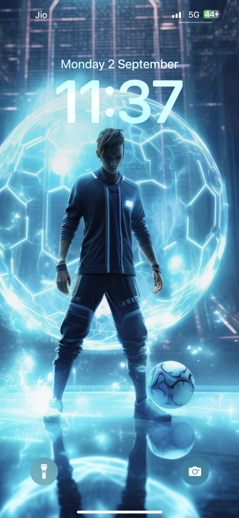 Football Wallpaper HD 4k - Un jugador de fútbol de pie con un balón delante de una esfera futurista azul brillante en la pantalla de un teléfono.