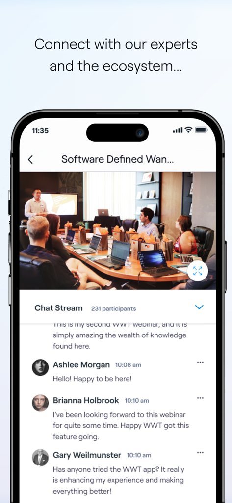 Una captura de pantalla de la aplicación World Wide Technology que muestra un flujo de chat en vivo y participantes de la reunión durante un seminario web profesional.