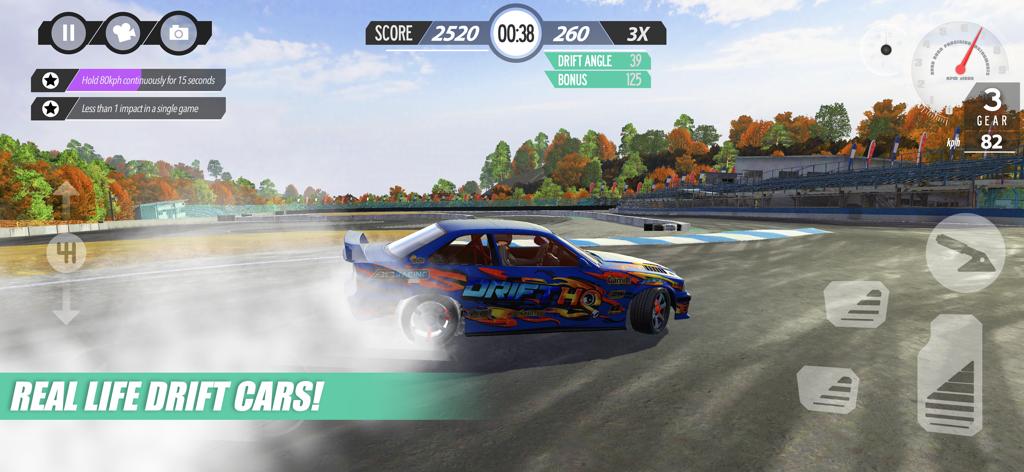 Drift Runner: Racing Masters - 불꽃 데칼이 있는 파란색 맞춤 드리프트 자동차가 Drift Runner Racing Masters의 트랙에서 드리프트를 수행하고 있습니다