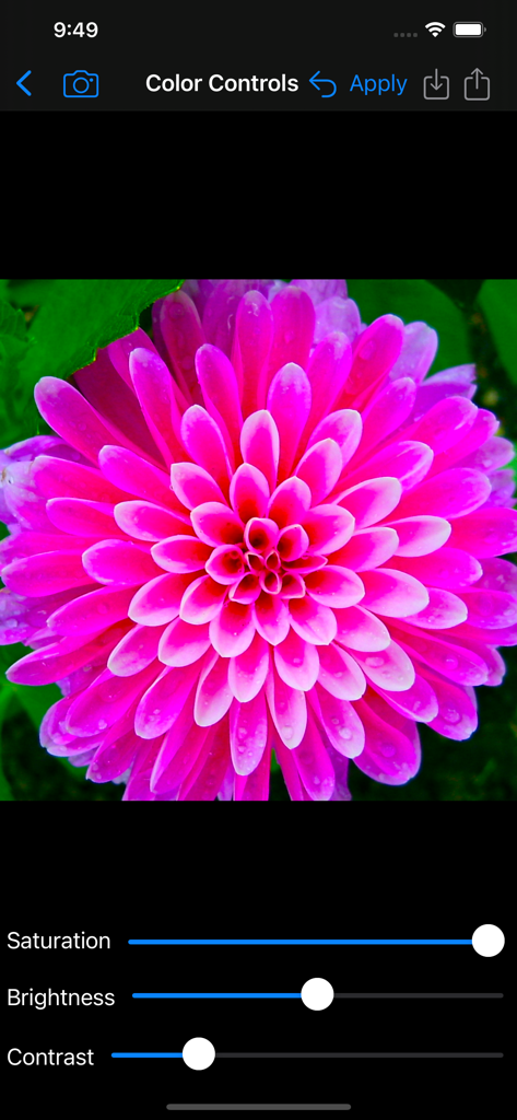 A tela de controles de cor no aplicativo Image Filters Photo Editor apresentando controles deslizantes para ajustar saturação, brilho e contraste em uma flor rosa.