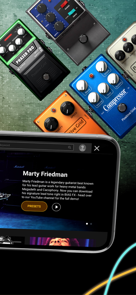 Pantalla de smartphone que muestra los presets de guitarra de Marty Friedman en la aplicación BIAS FX 2 con pedales de guitarra físicos de fondo.