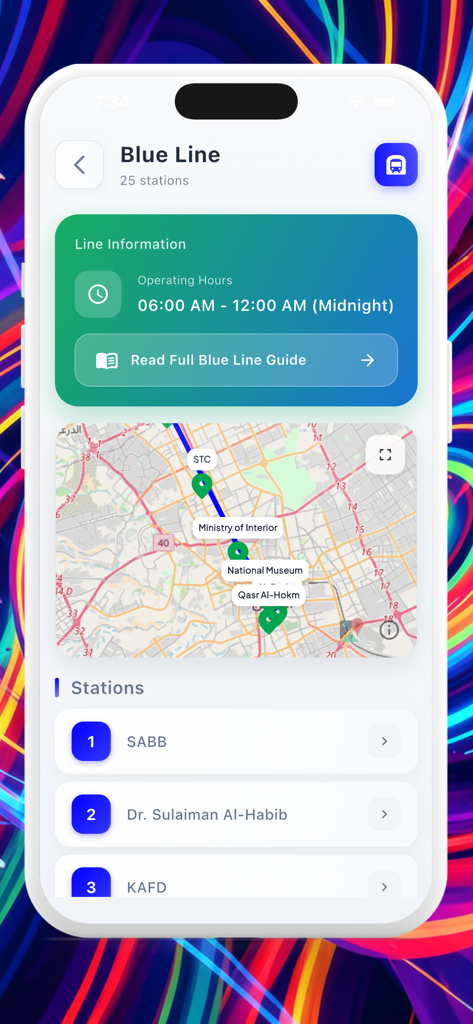 Una interfaz de aplicación móvil que muestra detalles de la Línea Azul del Metro de Riad, incluyendo horarios de operación, mapa de ruta y lista de estaciones.