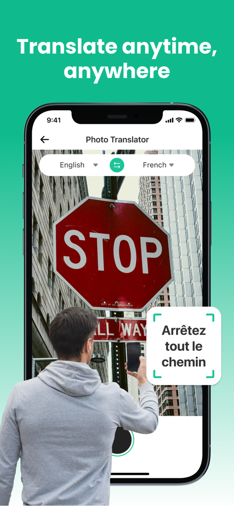 Recurso de tradução de fotos do aplicativo Quick Translator mostrando uma placa de 'pare' sendo traduzida de inglês para francês.