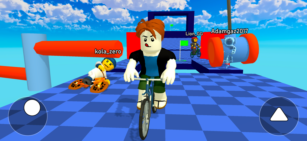 Bike for Obby: Dynamic Play - Carreras multijugador de bicicletas en una pista de obstáculos a cuadros azules con personajes bloques