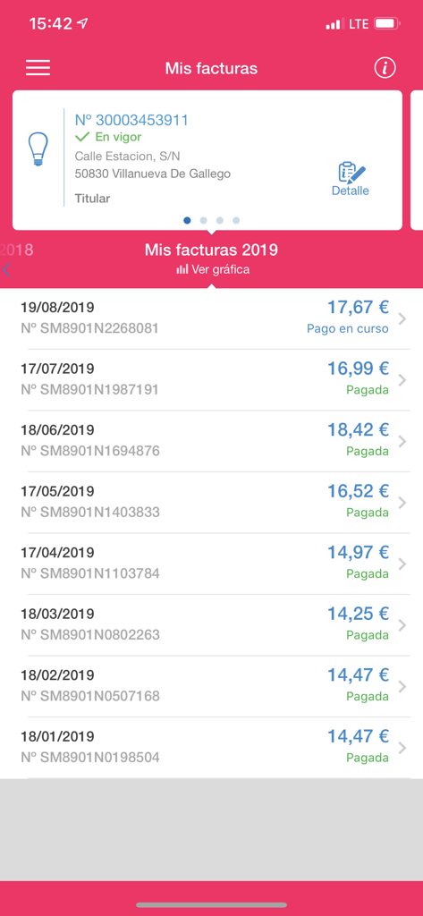 Pantalla de la aplicación móvil que muestra una lista de facturas de energía mensuales y el estado del pago de un contrato de servicios públicos en España