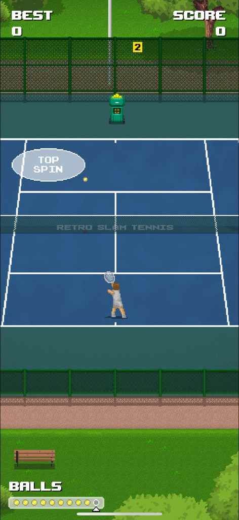 Retro Slam Tennis - Jugabilidad de tenis pixelada que muestra a un jugador en una cancha azul golpeando una pelota hacia un área objetivo de topspin