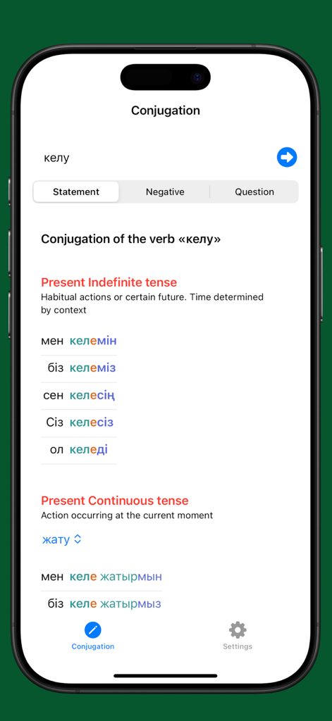 Kazakh Verb - Interface do aplicativo Verbo Cazaque mostrando tabelas de conjugação cirílicas para o verbo kelu em tempos presentes.