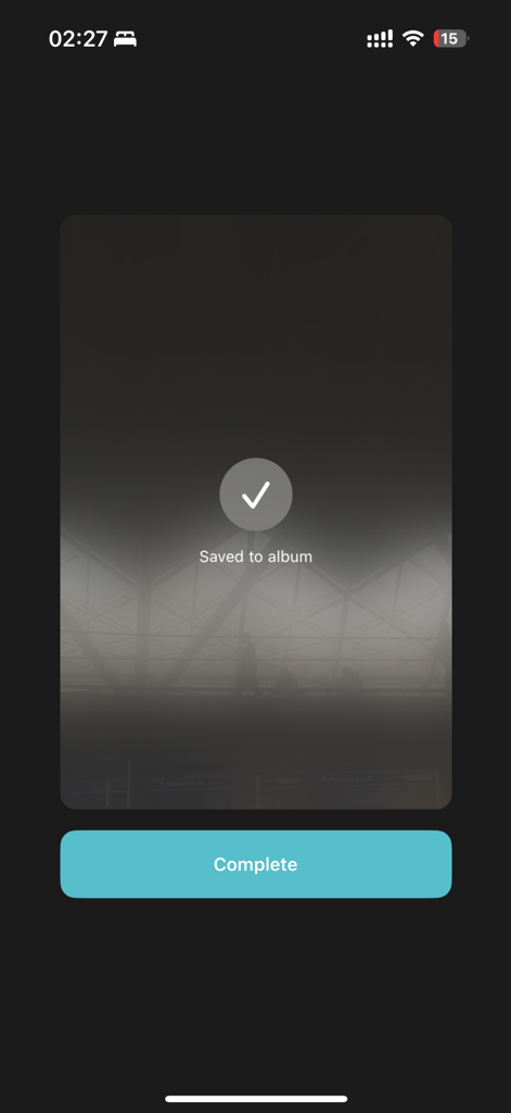 LiveCut: Video to Live Photos - LiveCutアプリのスクリーンショット。保存済みアルバムメッセージと完了ボタンが表示され、ビデオからライブフォトへの変換が成功したことを示しています。