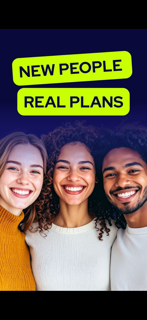 Nexiun: Dating App & Friends - Tres jóvenes sonriendo con el texto Nuevas Personas, Planes Reales representando la comunidad social de Nexiun.