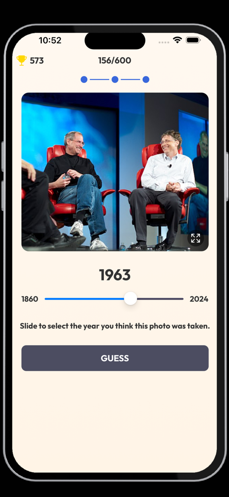 Pantalla de la aplicación móvil TimeGuess que muestra una foto histórica de Steve Jobs y Bill Gates con un control deslizante para adivinar el año en que fue tomada