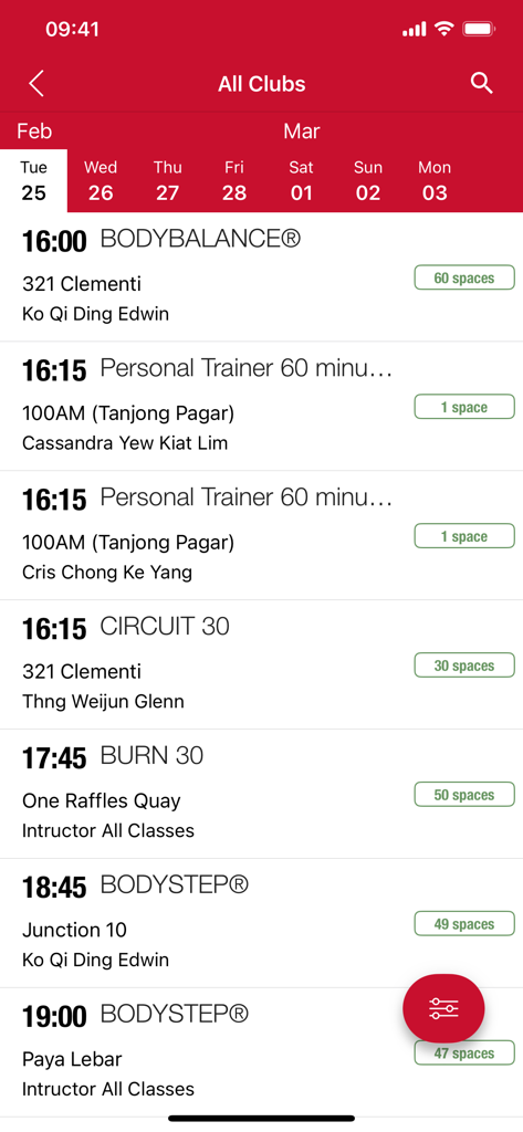 Horario de clases de la aplicación móvil Fitness First SEA que muestra los horarios de las sesiones y los espacios disponibles