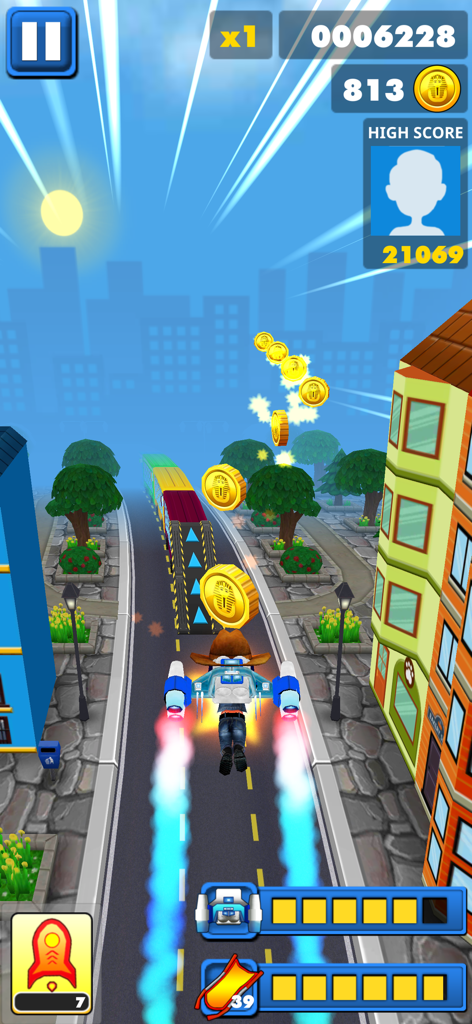 Ein Charakter benutzt ein Jetpack, um über eine Stadtstraße zu fliegen und ägyptische Goldmünzen in City Kids: Laufspiel zu sammeln.