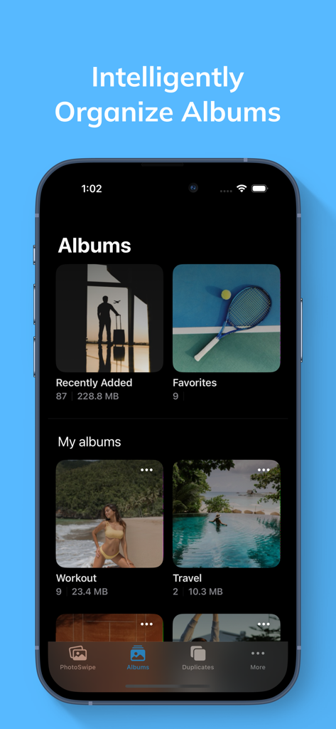 Interfaz de la aplicación Swipp photo cleaner mostrando álbumes de fotos organizados como Favoritos y Viajes en modo oscuro
