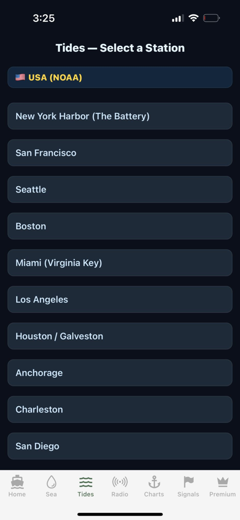 Menu di selezione delle stazioni di marea per vari porti statunitensi nell'app Vessel Tracker