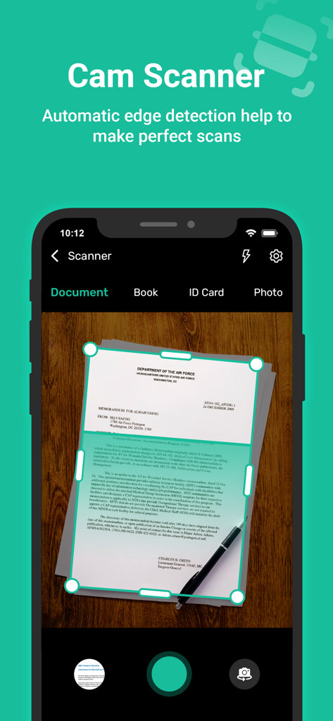 Cam Scanner - Doc Scan - Écran d'iPhone affichant l'application Cam Scanner utilisant la détection automatique des bords pour capturer un document papier sur une surface en bois