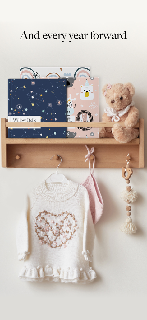 BabyPage: Baby Book & Journal - Libros de recuerdos de bebé impresos y recuerdos en un estante de guardería de madera