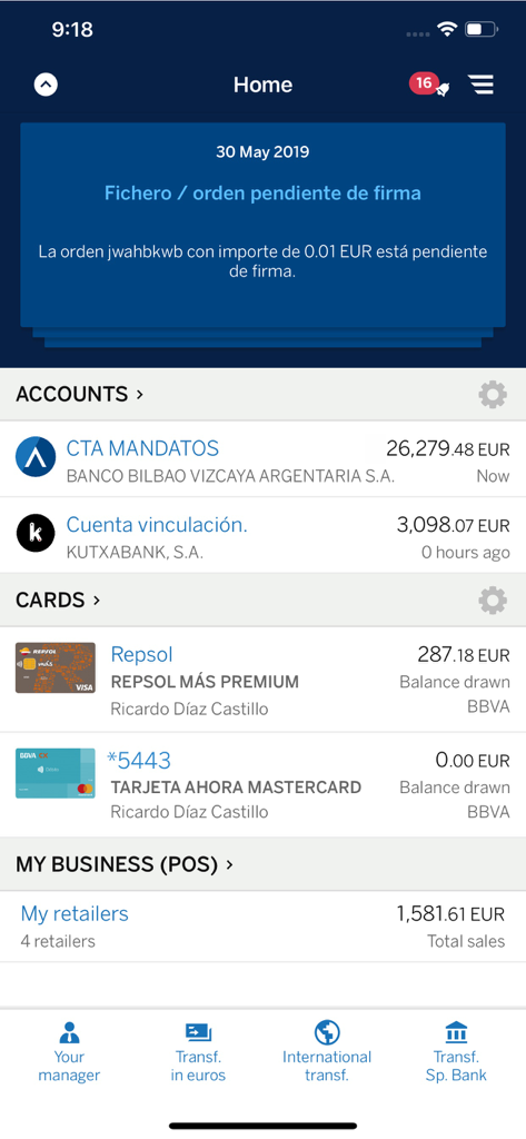 Pantalla de inicio de la aplicación BBVA Net Cash que muestra saldos de cuentas, tarjetas de negocios y una notificación de firma pendiente para usuarios corporativos.