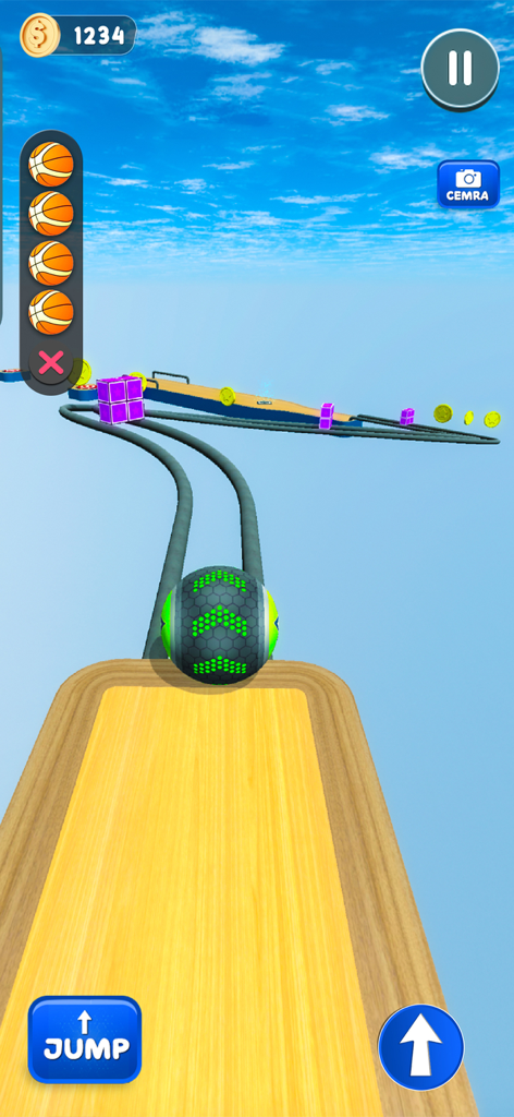 Going Balls - Rollance Offline - Una bola con un patrón rodando sobre una pista de madera hacia barandillas estrechas y obstáculos en un nivel con temática de cielo