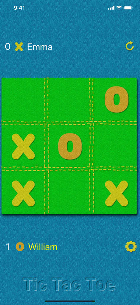 Une partie de Tic Tac Toe en cours entre deux joueurs sur une grille de feutre vert avec des marqueurs X jaunes et O oranges.