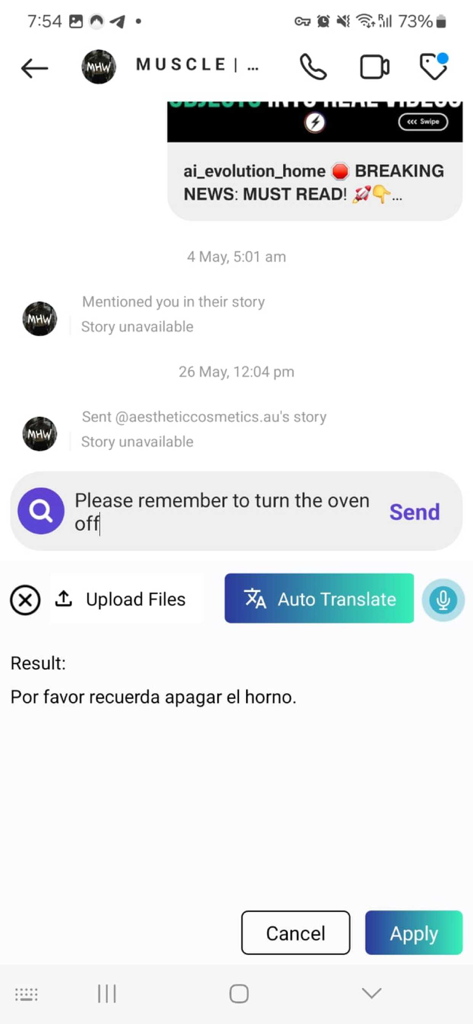 Interfaccia mobile di una tastiera AI che traduce un messaggio di testo dall'inglese allo spagnolo all'interno di una chat.