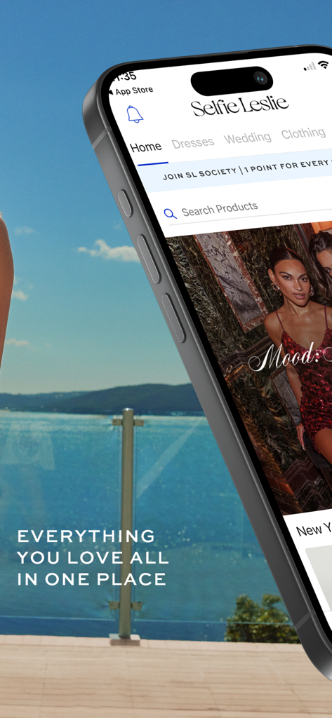 Selfie Leslie - 해안 풍경을 배경으로 모바일폰에 표시된 Selfie Leslie 패션 쇼핑 앱의 홈 화면