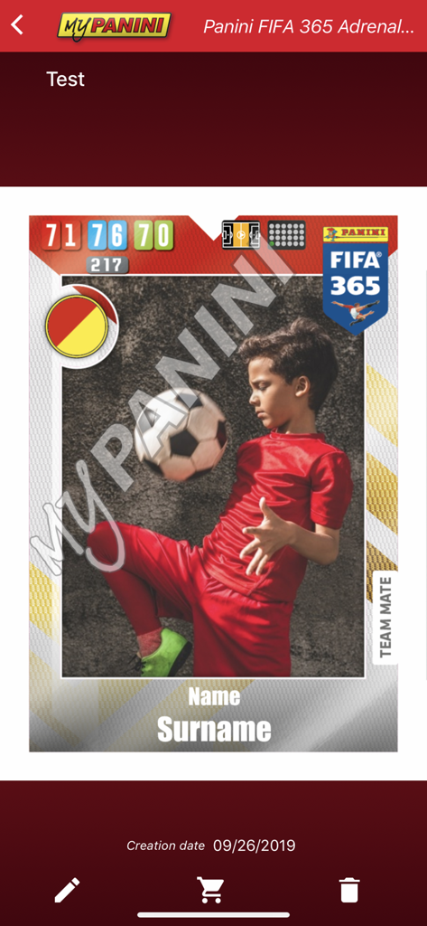 Eine personalisierte FIFA 365 Adrenalyn-Sammelkarte mit einem jungen Fußballspieler innerhalb der MyPanini-App