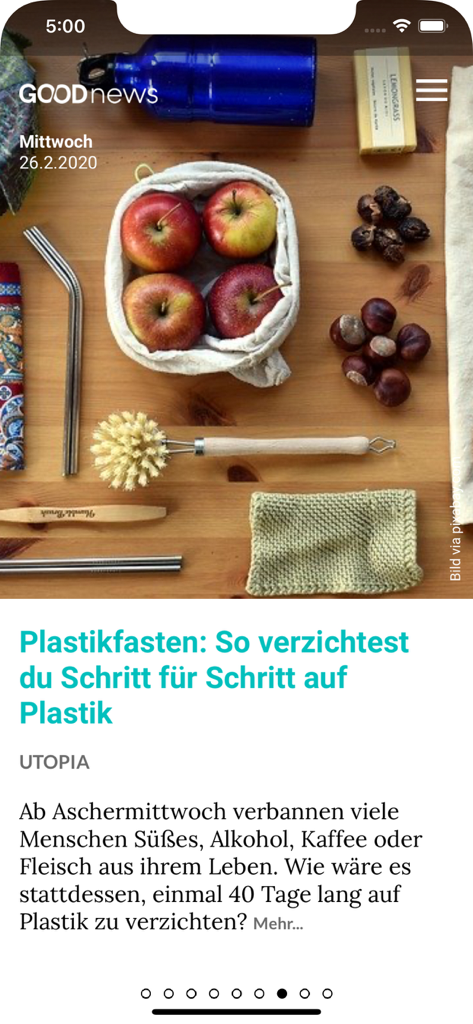 Good News App-Bildschirm mit einem Artikel über die Reduzierung des Plastikverbrauchs mit nachhaltigen Gegenständen wie wiederverwendbaren Taschen und Metallstrohhalmen.