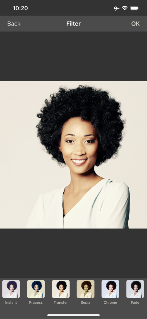 Photo Printing - Una foto de retrato de una mujer siendo editada con varios filtros de color como sepia y cromo en la interfaz de la aplicación de impresión de fotos.