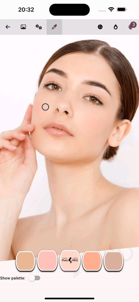 PMU Pro App-Oberfläche, die ein Farbauswahlwerkzeug auf dem Gesicht einer Frau zeigt, um Hauttöne mit einer Pigmentpalette abzugleichen