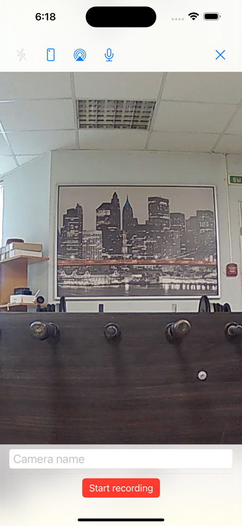 Screenshot der IPEYE CCTV App-Oberfläche mit einer Live-Kamera-Aufnahme eines Raumes und einer Schaltfläche zum Starten der Aufzeichnung