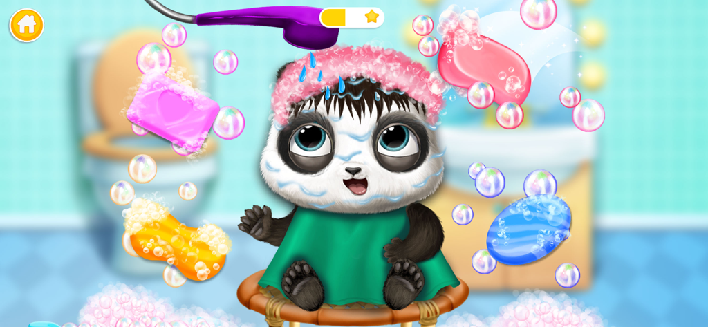 Bebé panda Lu bañándose con jabones de colores y burbujas