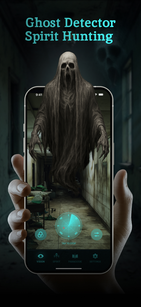 Eine Hand hält ein Smartphone, das eine Geisterdetektor-App mit einer gruseligen Geisterfigur in einem dunklen Flur anzeigt.