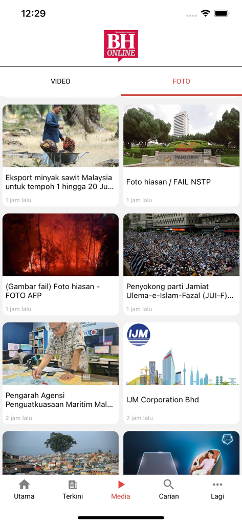 Une galerie de photos d'articles d'actualité malaisiens sur l'interface de l'application Berita Harian Mobile