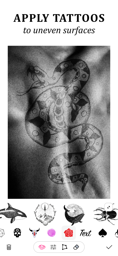 Tattoo AI・Ink Design Generator - Un diseño de tatuaje de serpiente realista aplicado a los contornos de la espalda humana en la aplicación Tattoo AI