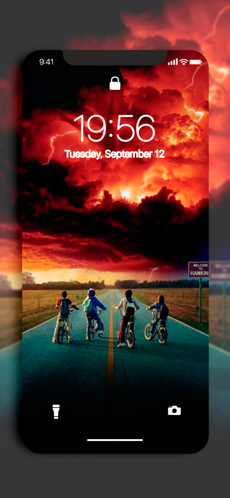 Schermata di blocco dell'iPhone che mostra uno sfondo di Stranger Things con i personaggi in bicicletta sotto un cielo rosso tempestoso.