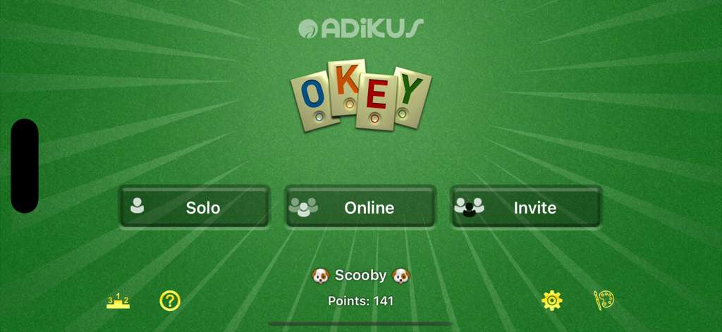 Okey Online - Pantalla del menú principal de la aplicación Okey Online con modos de juego Solo, Online e Invitar