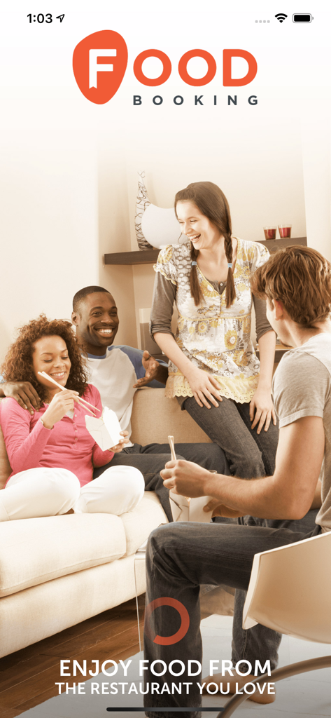 Un grupo de amigos diversos riendo y comiendo comida para llevar en una sala de estar con el logo y el eslogan de FoodBooking