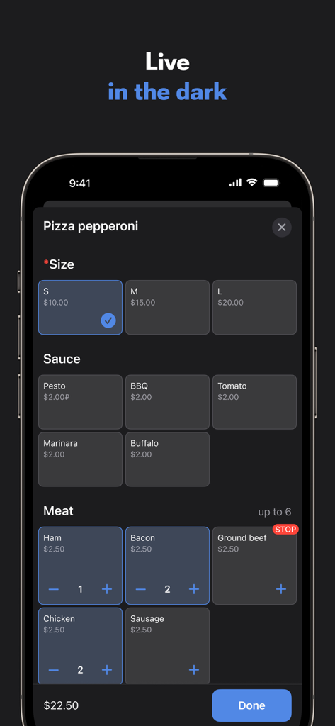 iikoWaiter - iikoWaiterモバイルアプリのスクリーンショット。ダークモードで、ペパロニピザのサイズとソースのオプションを含むカスタマイズを表示しています。