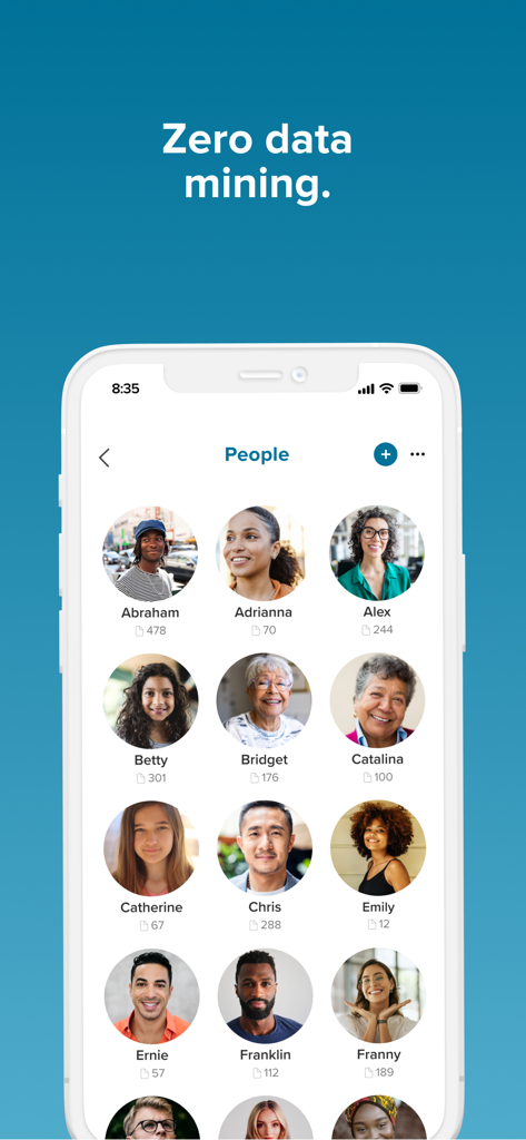 FOREVER® - 데이터 채굴 제로 보증과 함께 분류된 가족 및 친구 사진을 보여주는 FOREVER 앱 인물 화면.