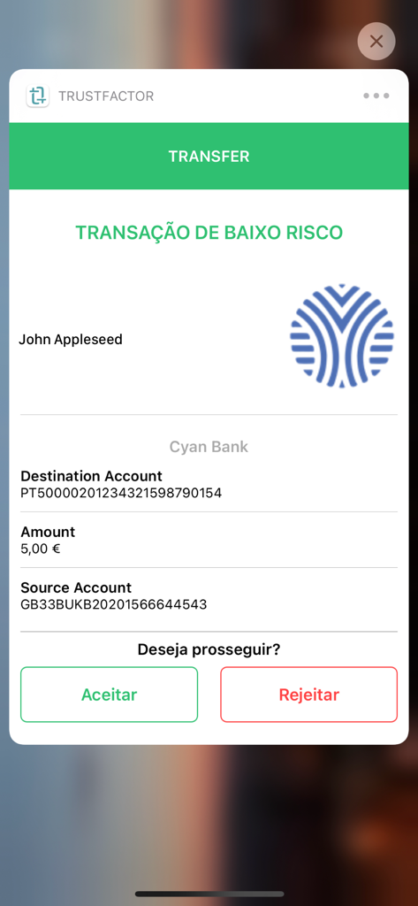 TrustFactor Authenticator - Interfaz de la aplicación TrustFactor Authenticator que muestra una pantalla de autorización de transferencia bancaria con un estado de bajo riesgo y opciones para aceptar o rechazar.
