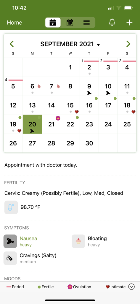 Captura de pantalla de la aplicación Period Tracker que muestra un calendario mensual con íconos de fertilidad y registros de salud diarios para síntomas como náuseas e hinchazón.